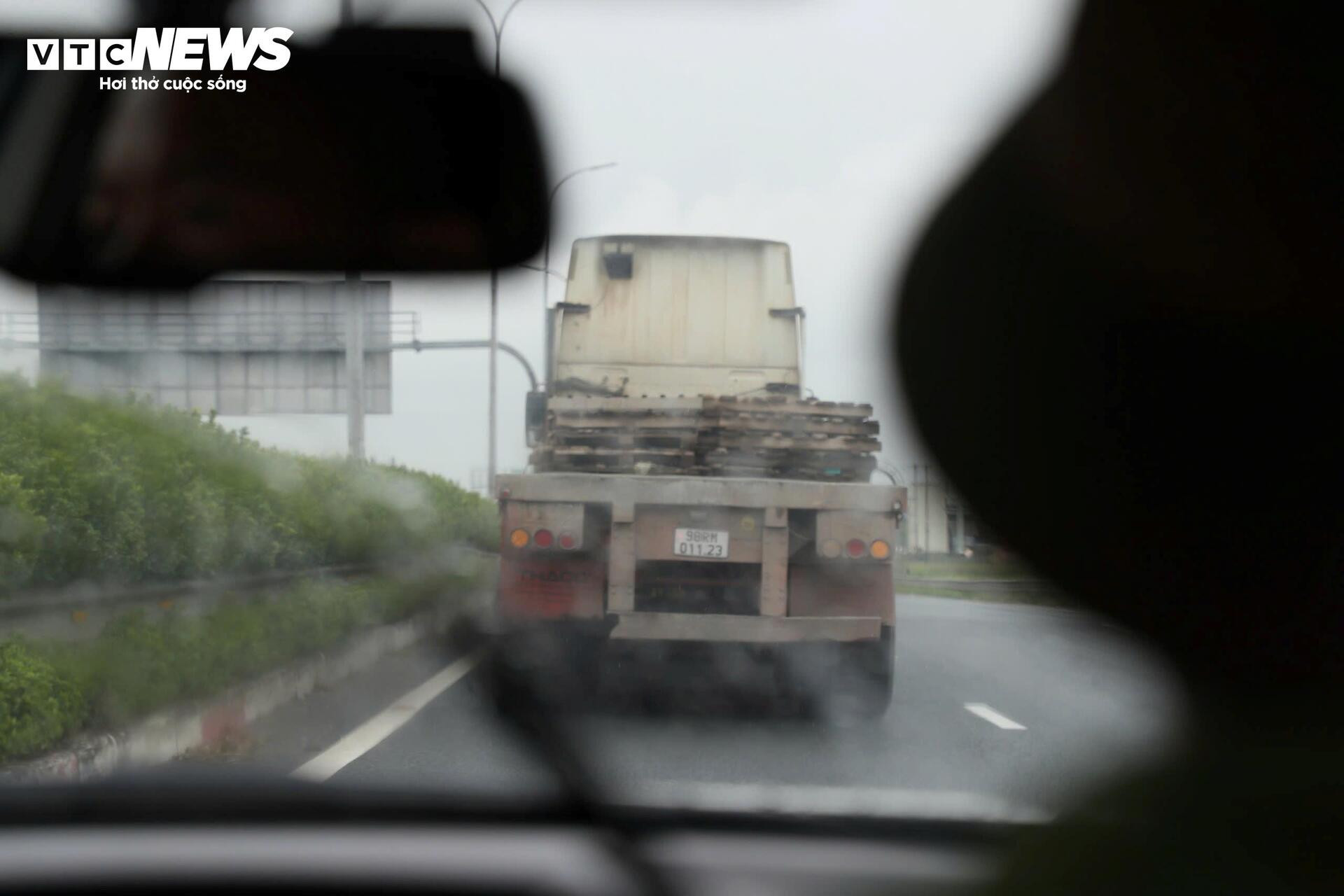 Ngày đầu thí điểm phân làn cao tốc, CSGT phát loa nhắc xe tải không đi vào làn 1 - 5