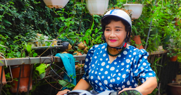 NSND Thanh Tú 81 tuổi vẫn đi xe máy, bơi 1.000m mỗi ngày