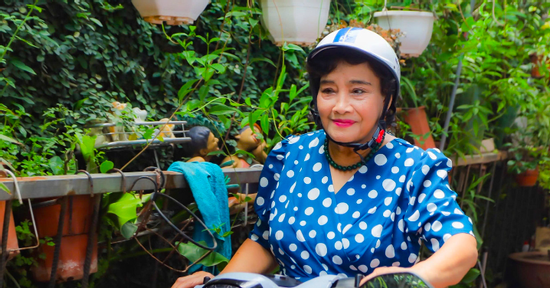 NSND Thanh Tú 81 tuổi vẫn đi xe máy, bơi 1.000m mỗi ngày