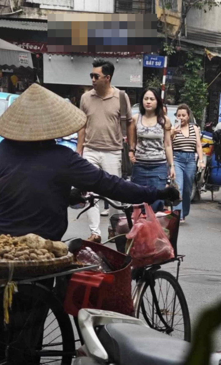 Phú bà Hằng Túi bị chụp lén trên phố nhan sắc thật lộ rõ khiến nhiều người giật mình nhận không ra