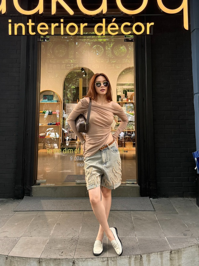 Vắng bóng showbiz Thiều Bảo Trang vẫn nổi bật nhờ gu thời trang hiện đại