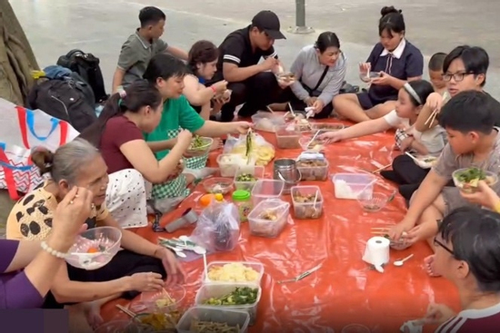 Đại gia đình ở TPHCM đi du lịch, đem theo cả túi to sườn kho, cơm trắng, cánh gà