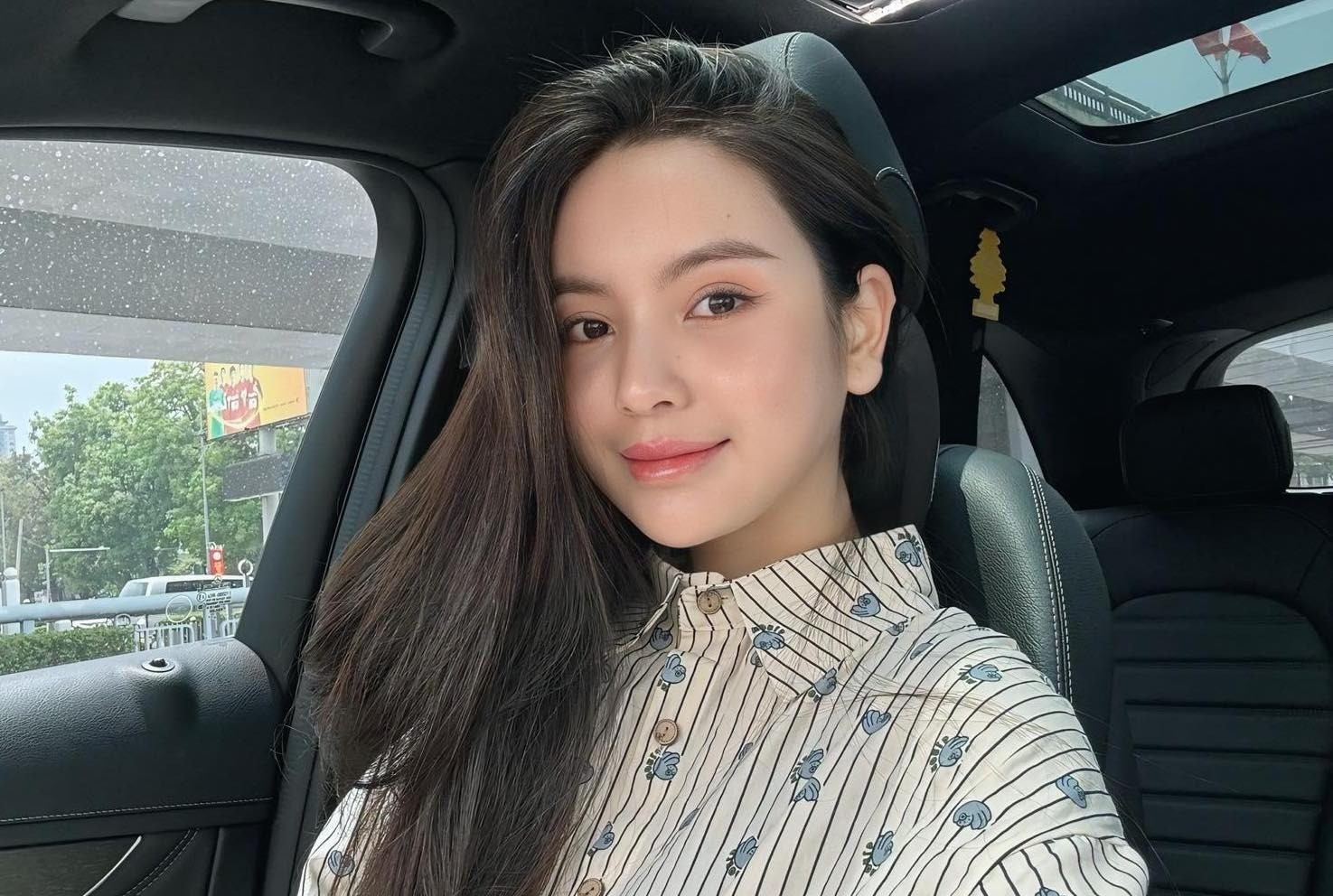 Để mặt mộc lộ diện giữa đám đông Chu Thanh Huyền lộ nhan sắc thật qua ảnh chụp cam thường