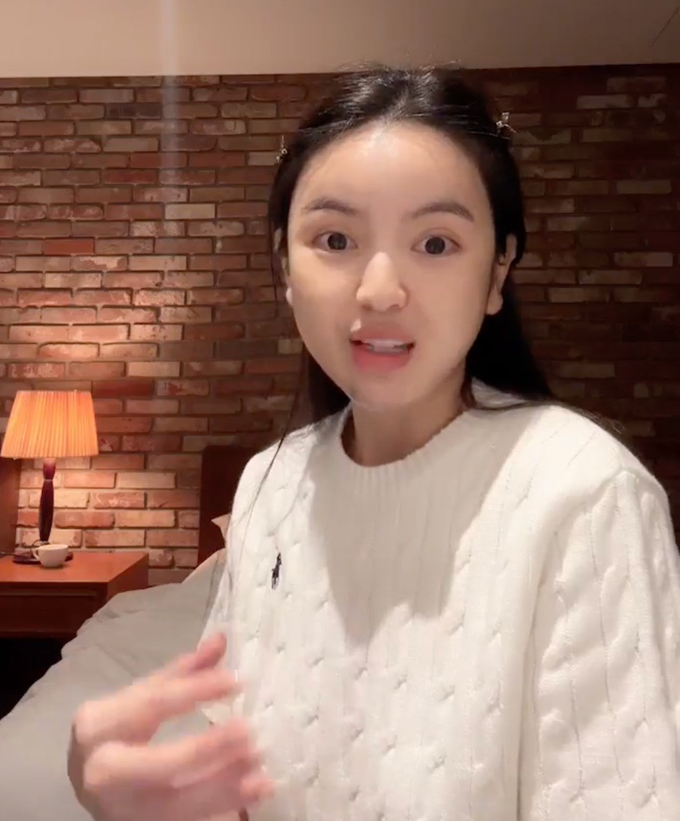 Để mặt mộc lộ diện giữa đám đông Chu Thanh Huyền lộ nhan sắc thật qua ảnh chụp cam thường