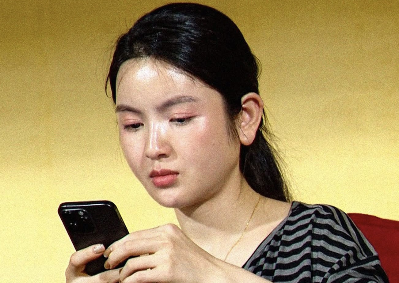 Để mặt mộc lộ diện giữa đám đông Chu Thanh Huyền lộ nhan sắc thật qua ảnh chụp cam thường