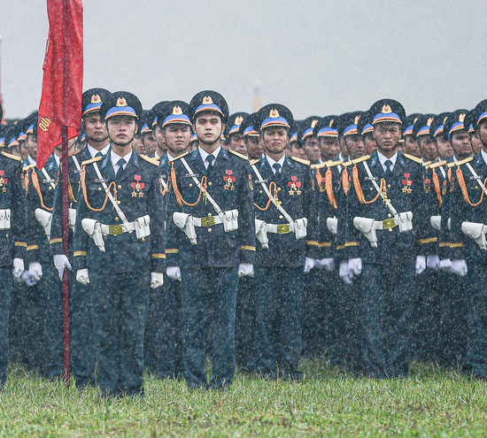 Hơn 16.300 chiến sĩ kiên cường hợp luyện diễu binh trong mưa