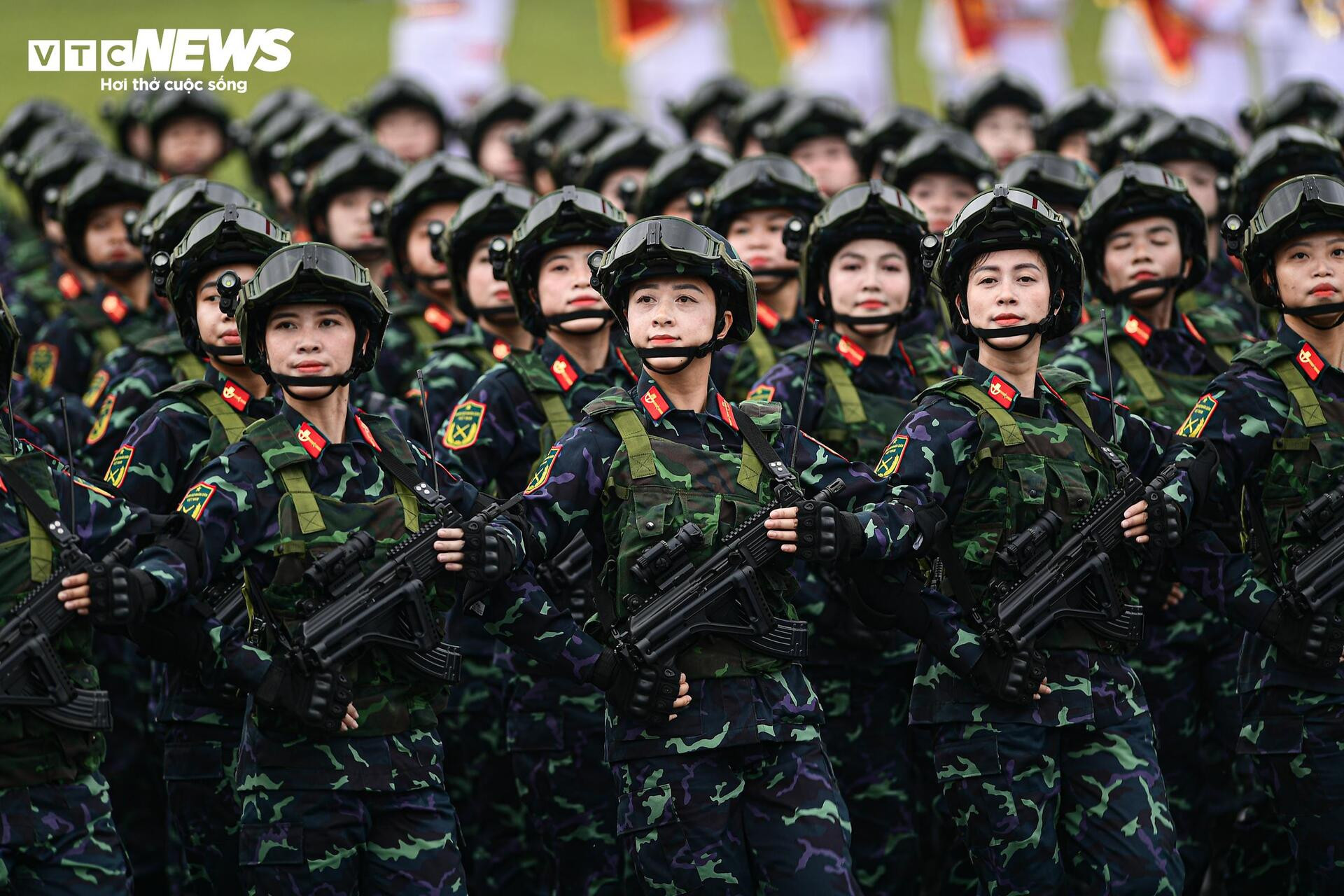 Hơn 16.300 chiến sĩ kiên cường hợp luyện diễu binh trong mưa - 10