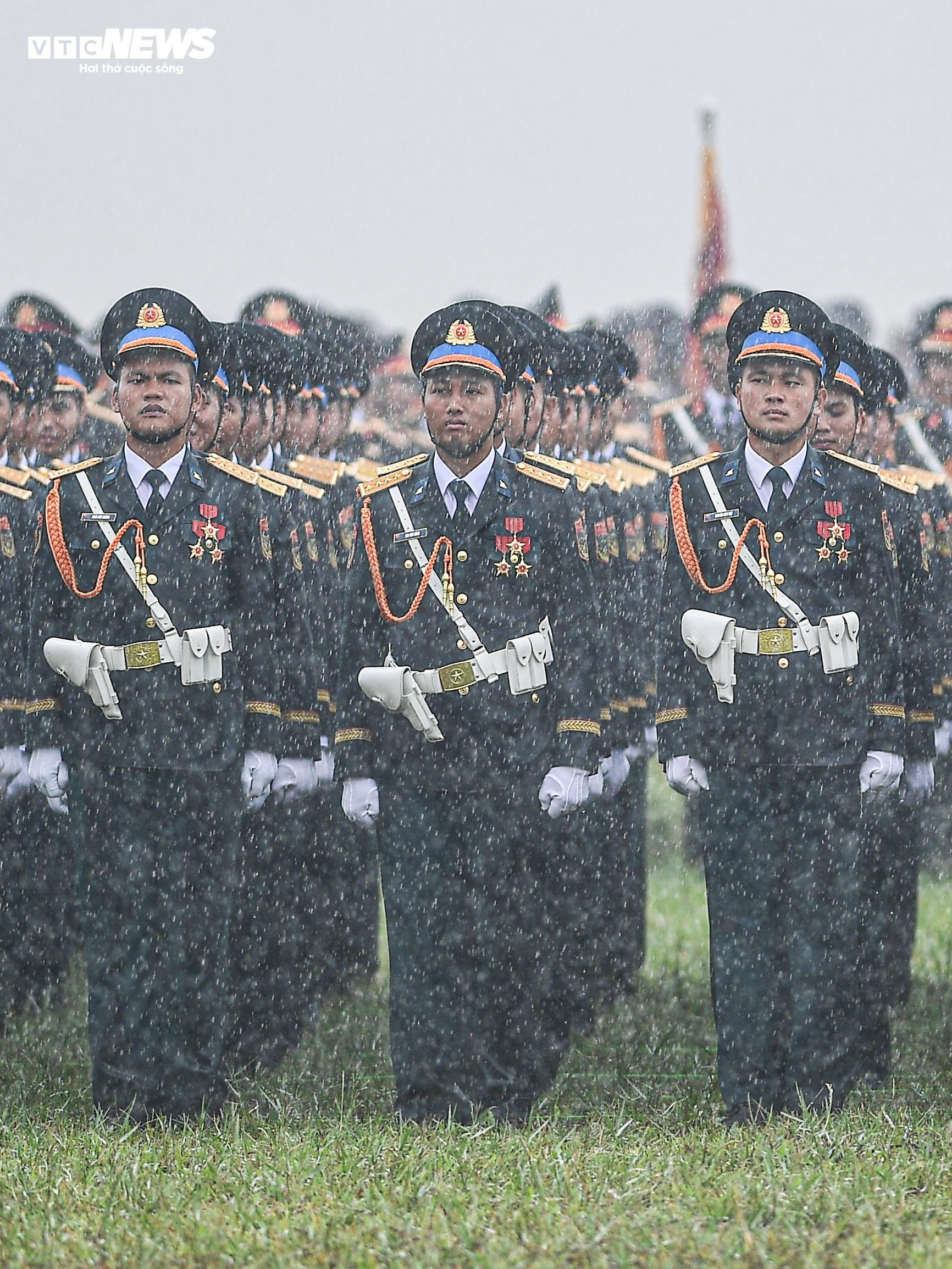 Hơn 16.300 chiến sĩ kiên cường hợp luyện diễu binh trong mưa - 4