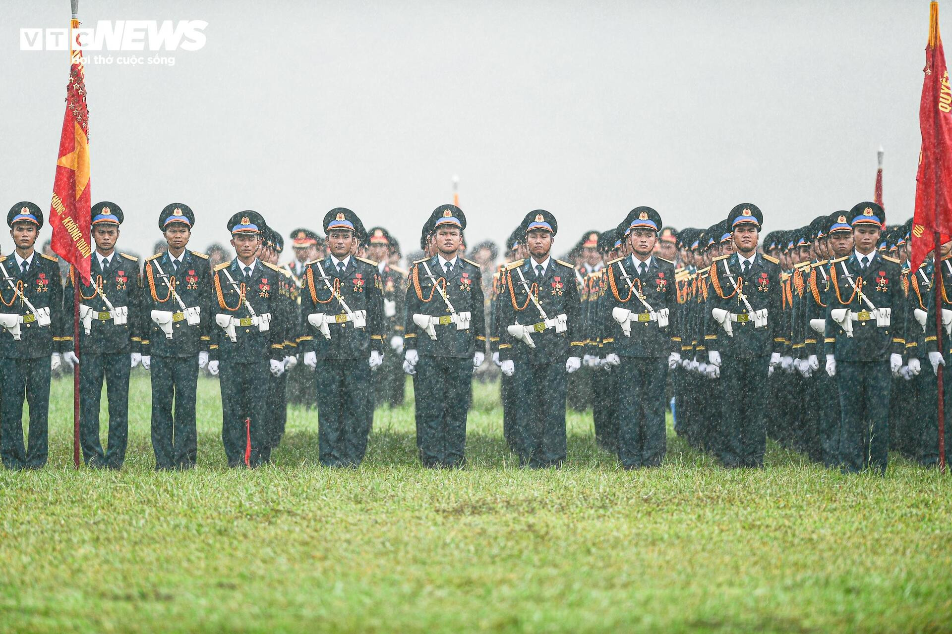 Hơn 16.300 chiến sĩ kiên cường hợp luyện diễu binh trong mưa - 6