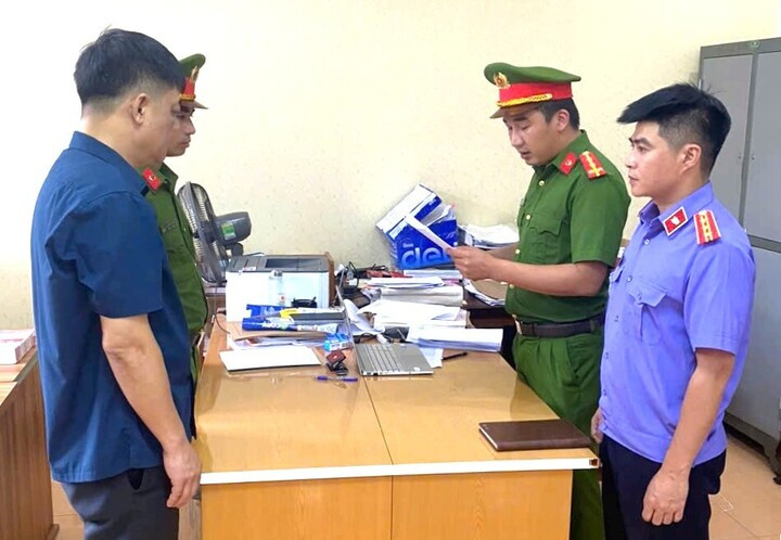 Cán bộ điều tra đọc quyết định khởi tố bị can Phạm Ngọc Tuyên.