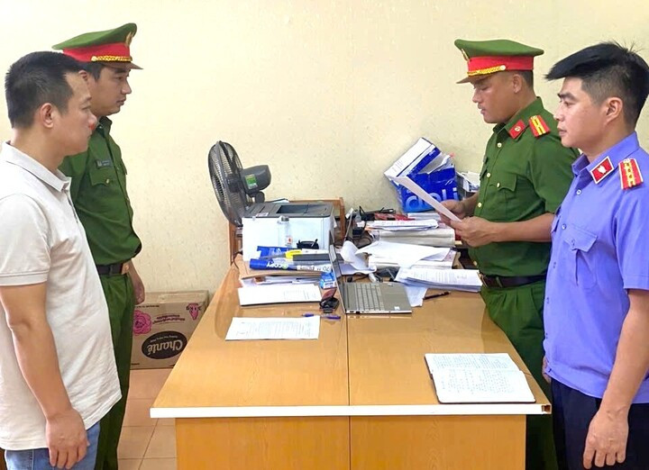 Cán bộ điều tra đọc quyết định khởi tố Phạm Trường Giang.