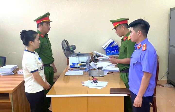 Cán bộ điều tra đọc quyết định khởi tố bị can Phạm Thu Hiền.