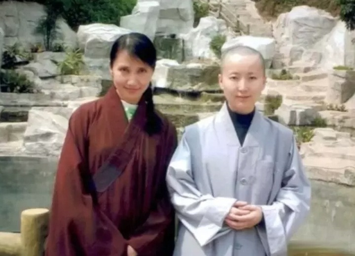 Cơ Ngọc (bên trái) tìm đến cửa Phật để chuộc lại lỗi lầm thời trẻ.