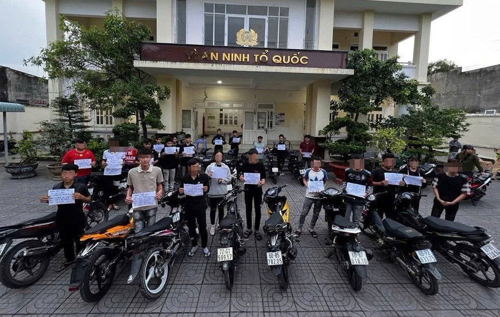 Cảnh sát chặn bắt nhóm thanh thiếu niên tụ tập đua xe trong đêm ở TPHCM.jpg