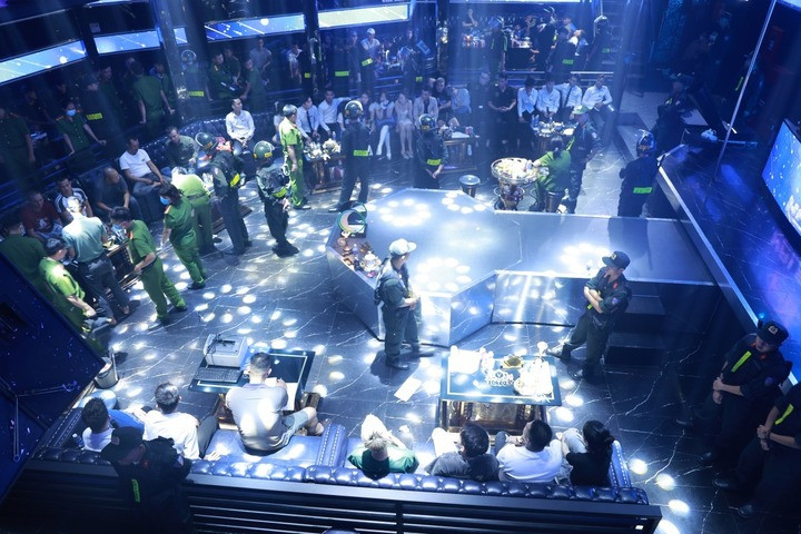 Công an đồng loạt đột kích vào nhà hàng Nonstop và vũ trường Victory phát hiện 145 người dương tính với ma tuý. (Ảnh: Công an tỉnh Quảng Trị)