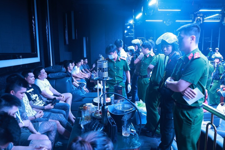 Lực lương công an cũng xác định 52 người có dấu hiệu của tội “Tổ chức sử dụng trái phép chất ma túy” tại 2 cơ sở nhà hàng và vũ trường nêu trên. (Ảnh: Công an tỉnh Quảng Trị)