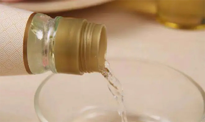 Giấm có thể làm mềm vạn vật, từ mạch máu tới xương? (Ảnh: Sohu)