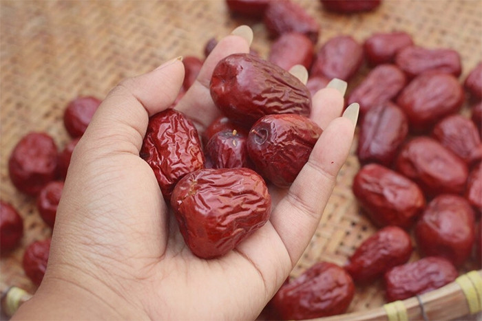 Dùng tay bóp để kiểm tra chất lượng táo đỏ. (Ảnh: Sohu)