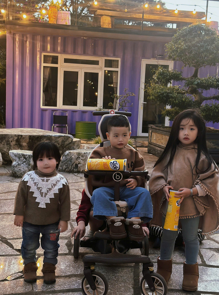 Bà mẹ Đà Nẵng hạnh phúc khi cả 3 con đều khỏe mạnh chào đời.