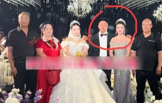 Mẹ chồng ăn mặc lộng lẫy làm cô dâu bị 'lu mờ' trong đám cưới gây tranh cãi