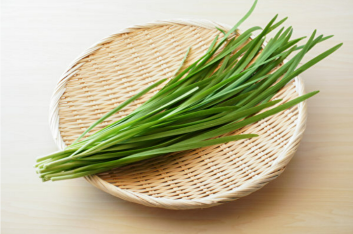 Hẹ là loại rau gia vị rất quen thuộc (Ảnh: Shutterstock)