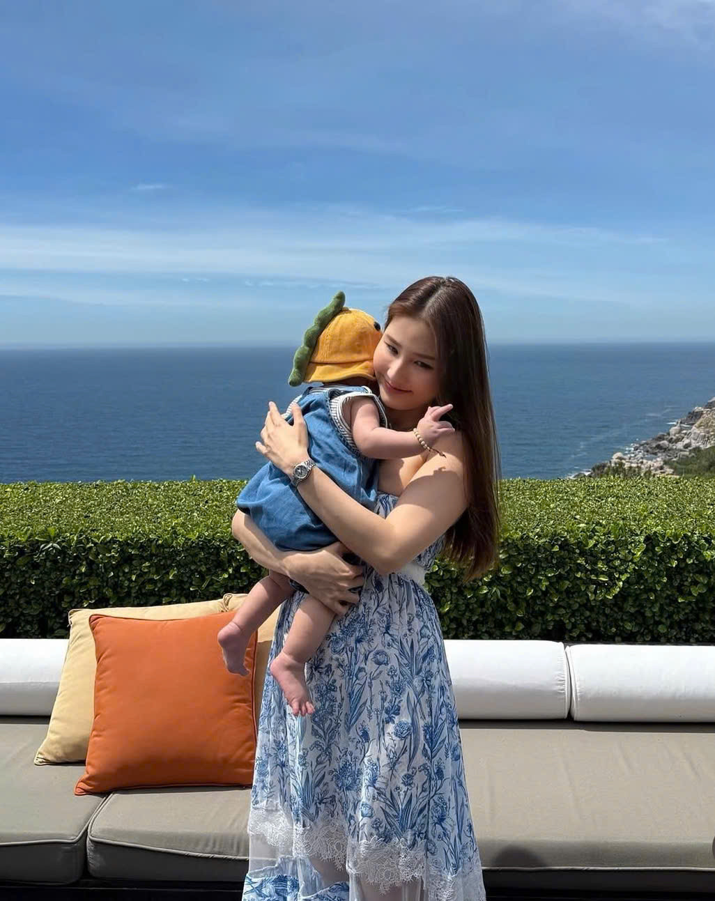 Sau 8 tháng sinh con ngoại hình đô con của Diễm My 9X gây bàn tán