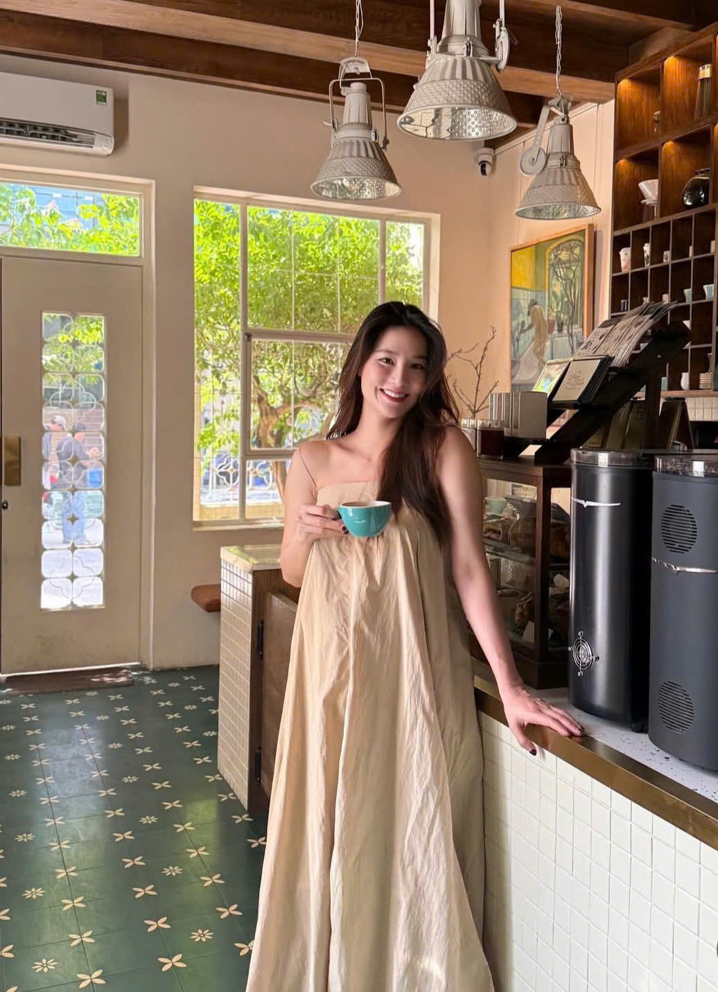 Không nhận ra Diễm My 9X hiện tại với ngoại hình đô con lộ nọng cằm qua cam thường