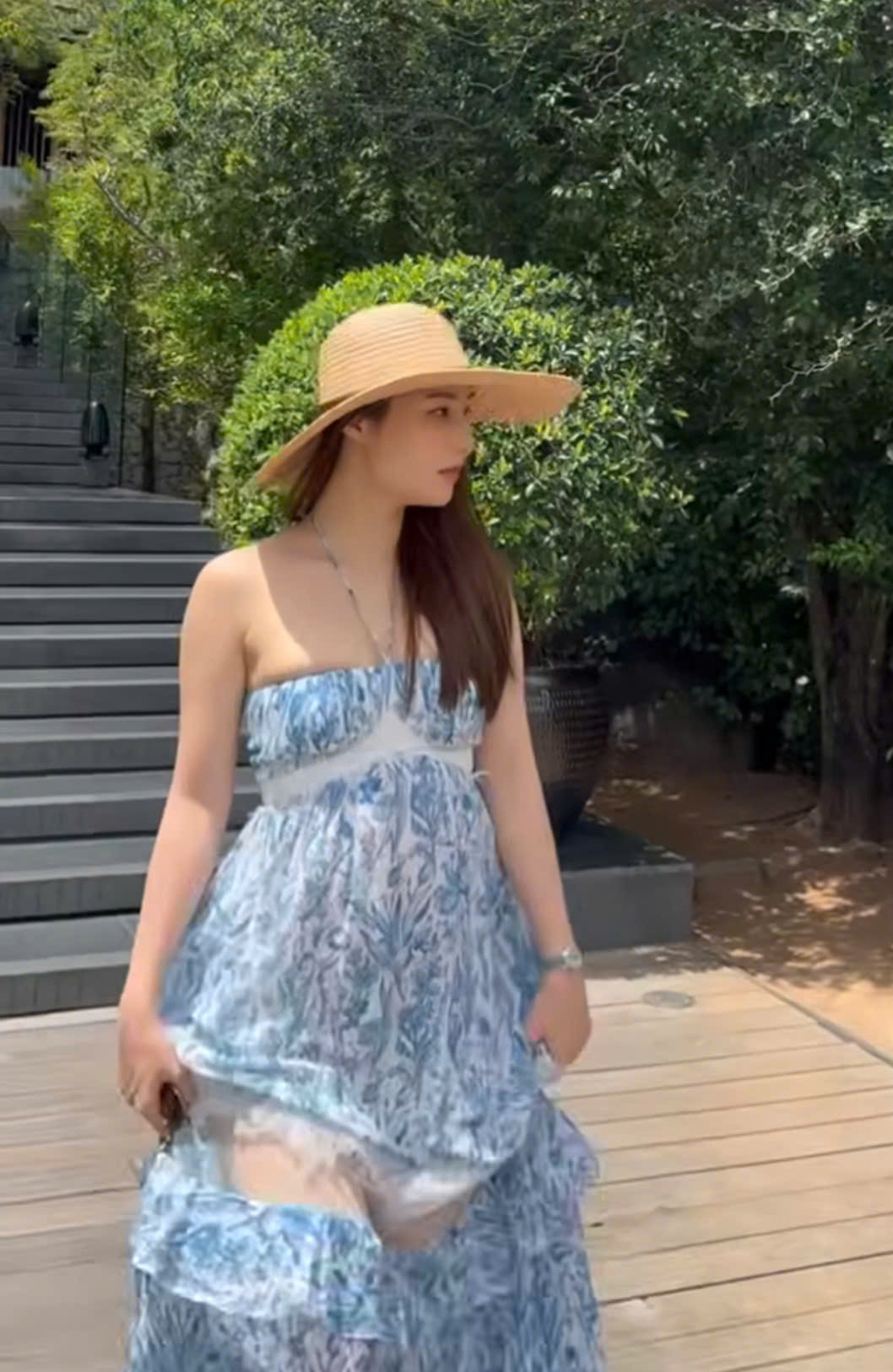 Sau 8 tháng sinh con ngoại hình đô con của Diễm My 9X gây bàn tán