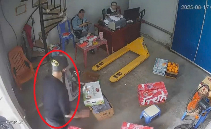 Lời khai ban đầu của đối tượng cầm dao xông vào nhà, chém 3 đồng nghiệp cũ ở Hải Phòng - Ảnh 1.