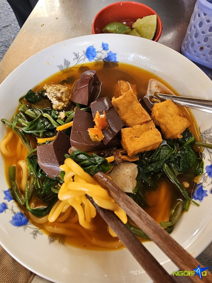 Món canh bún vỉa hè Ốc Thanh Vân phải lòng suốt 24 năm có gì đặc biệt?- Ảnh 1.