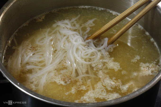 Món canh bún vỉa hè Ốc Thanh Vân phải lòng suốt 24 năm có gì đặc biệt?- Ảnh 10.