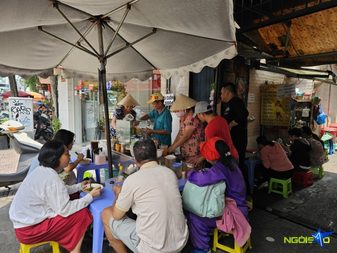 Món canh bún vỉa hè Ốc Thanh Vân phải lòng suốt 24 năm có gì đặc biệt?- Ảnh 2.