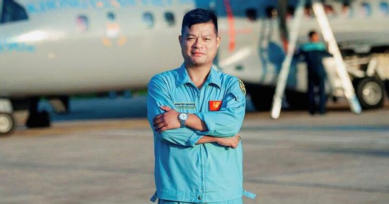 Người dẫn nhịp biên đội 'ngựa thồ' CASA trên bầu trời thao luyện A80