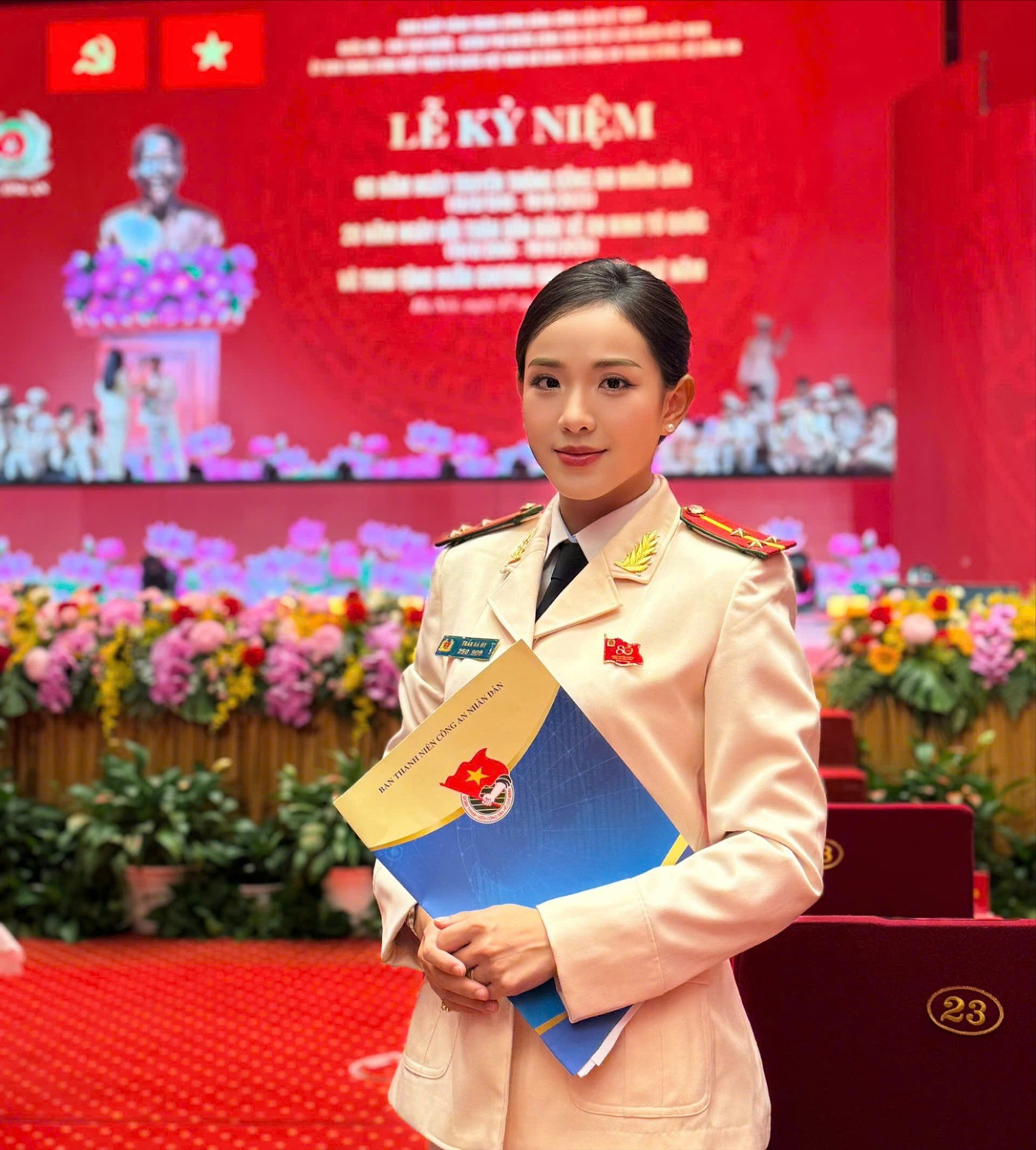 Nữ thượng uý đại diện tuổi trẻ phát biểu tại Lễ kỷ niệm 80 năm Ngày truyền thống Công an nhân dân- Ảnh 4.