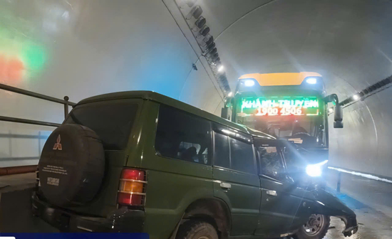 Ô tô 7 chỗ va chạm xe khách giường nằm trong hầm Đèo Ngang, 2 người chết