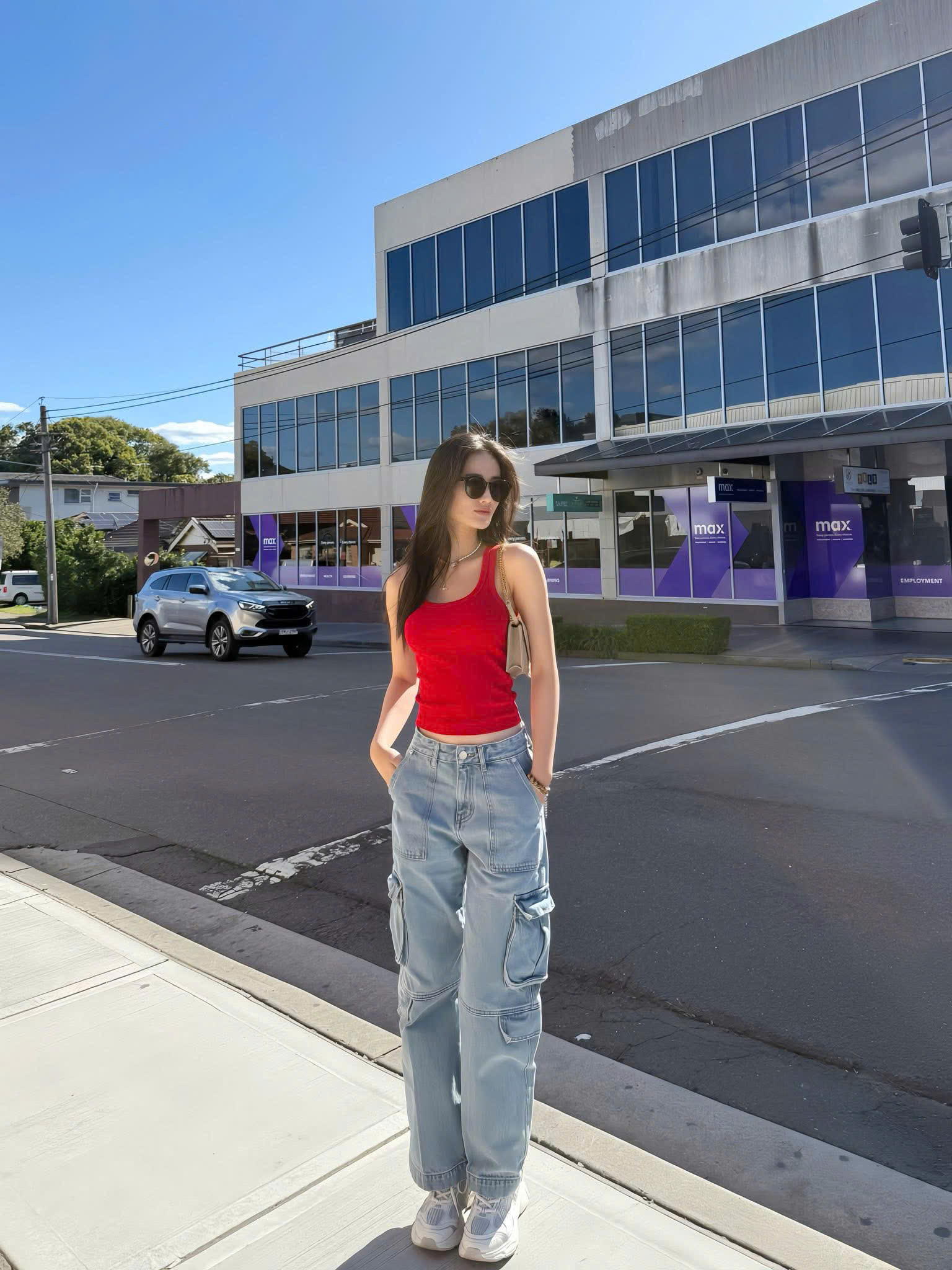 Ý Nhi quay lại Úc du học bị soi toàn mặc lại đồ cũ hoa hậu tiết kiệm mới nổi của Vbiz