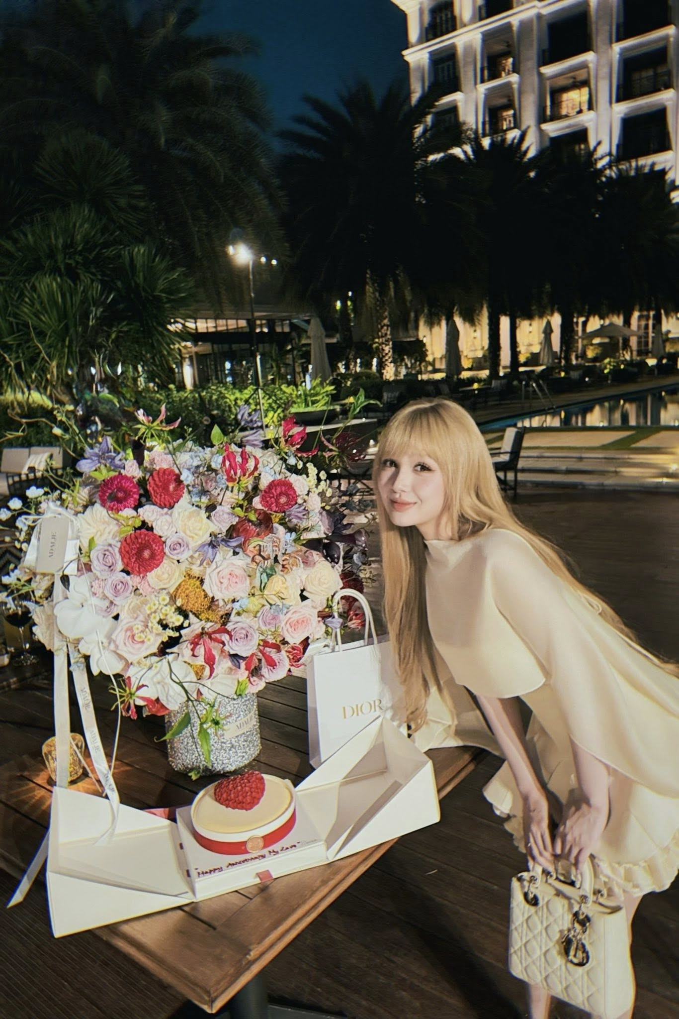 Xoài Non đăng ảnh kỷ niệm 1 năm yêu Gil Lê để lộ loạt hình nóng bỏng mắt