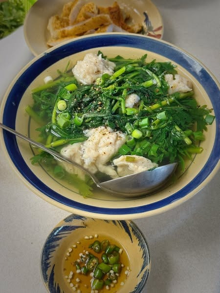 Hoa hậu Vbiz mang thai được chồng trẻ chăm tận răng