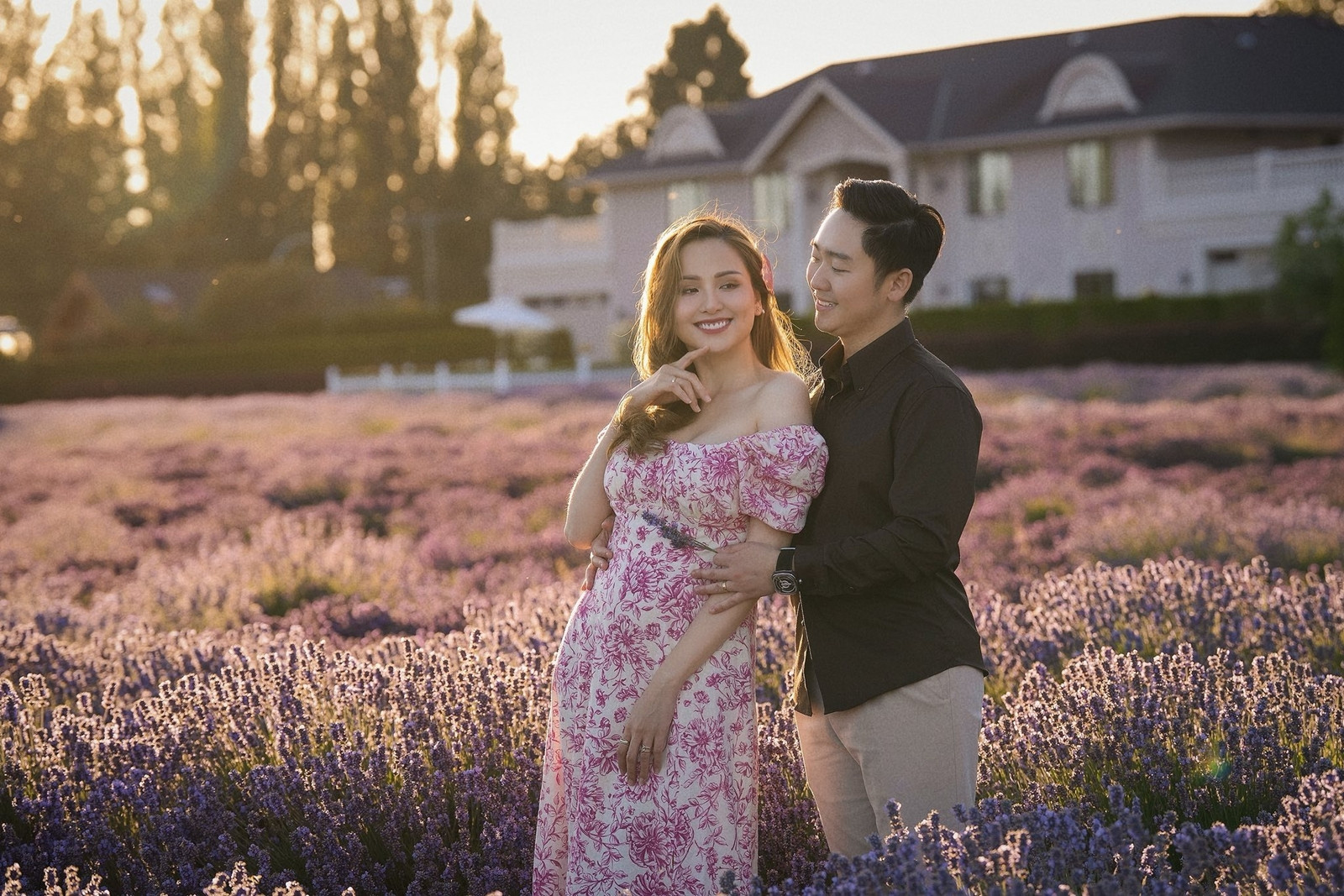 Hoa hậu Vbiz mang thai được chồng trẻ chăm tận răng