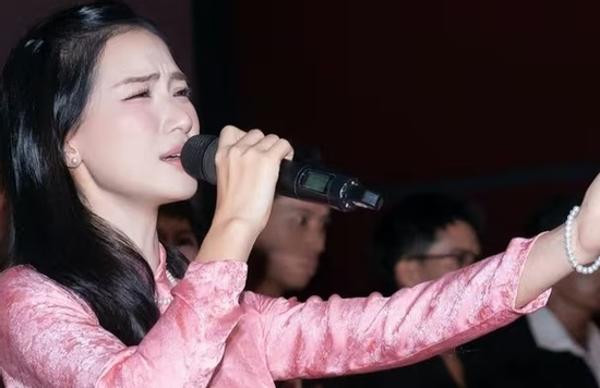 Hòa Minzy khóc khi hát nhạc phim, bùng nổ lời khen cho bom tấn 'Mưa đỏ'