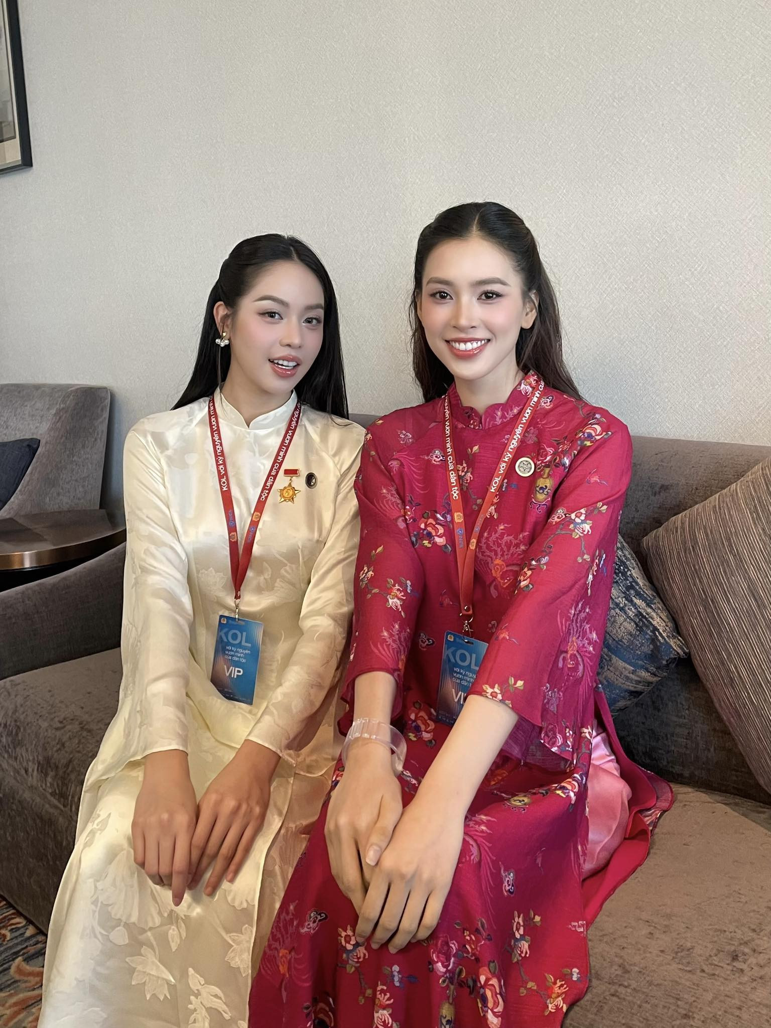 Khoảnh khắc Hoa hậu Việt Nam quê Đà Nẵng đọ sắc chung khung hình với Trần Tiểu Vy 'gây sốt' - Ảnh 1.