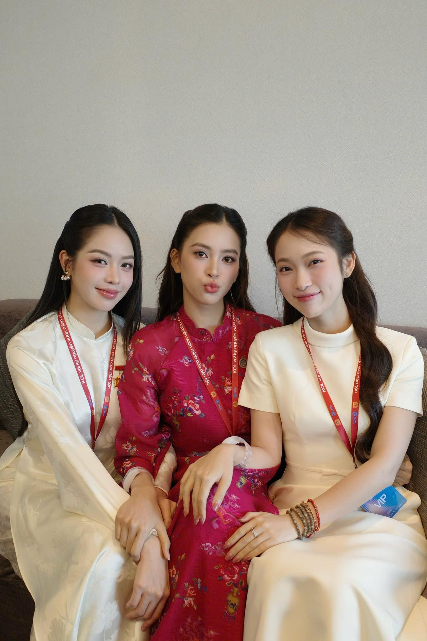 Khoảnh khắc Hoa hậu Việt Nam quê Đà Nẵng đọ sắc chung khung hình với Trần Tiểu Vy 'gây sốt' - Ảnh 4.