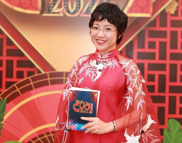 MC Gặp nhau cuối tuần sống chung bạo bệnh, U60 bình yên bên con trai sau đổ vỡ- Ảnh 2.