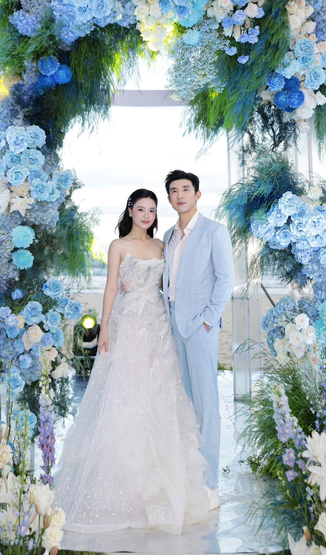 Midu khoe ảnh lên đồ đi dự tiệc diện mạo lạ lẫm của chồng thiếu gia qua ống kính của vợ gây chú ý