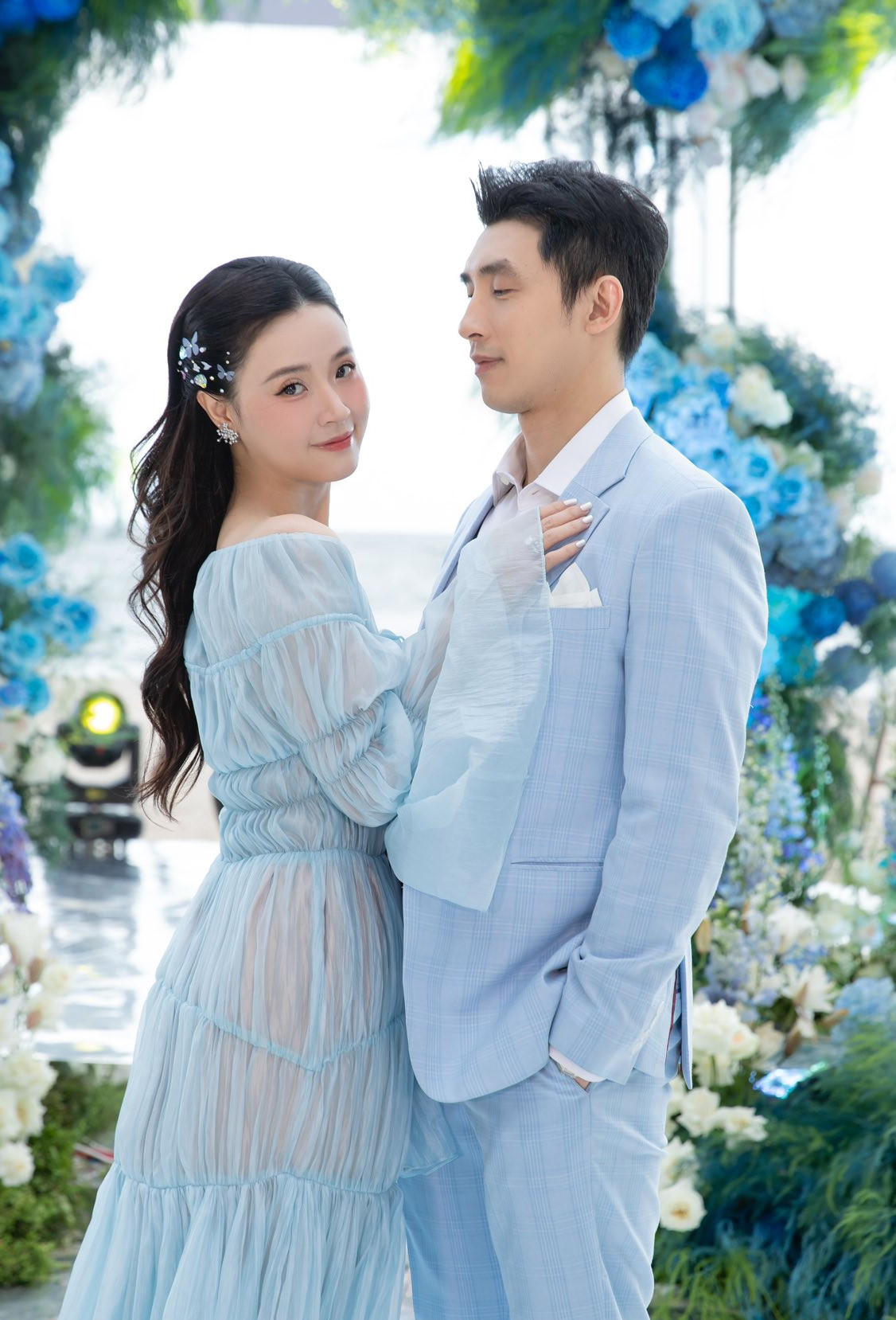 Midu khoe ảnh lên đồ đi dự tiệc diện mạo lạ lẫm của chồng thiếu gia qua ống kính của vợ gây chú ý