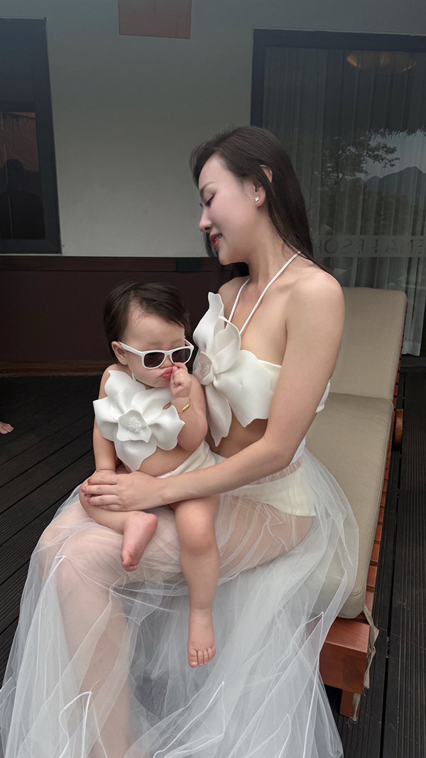 Mới hơn 1 tuổi, con gái Phương Oanh đã điệu đà khi 'pose' dáng cùng mẹ- Ảnh 4.