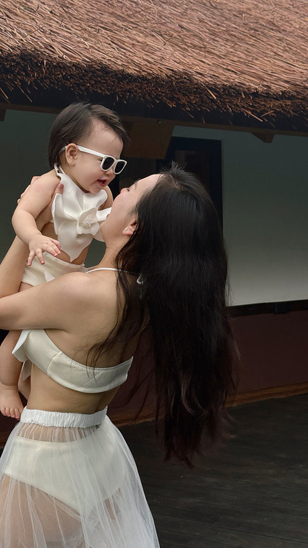 Mới hơn 1 tuổi, con gái Phương Oanh đã điệu đà khi 'pose' dáng cùng mẹ- Ảnh 2.