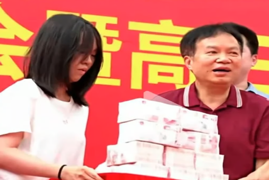 Trường tư gây tranh cãi vì thưởng tiền tỷ cho học sinh đỗ đại học danh giá