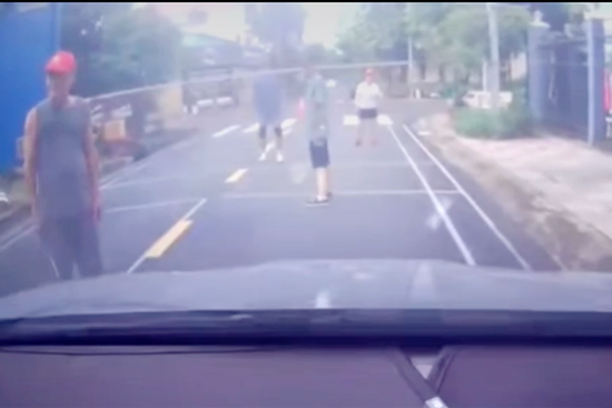 Xử phạt nhóm người giăng lưới đánh cầu lông giữa đường ở TPHCM