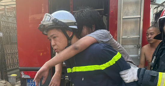 Ba người mắc kẹt trong ngôi nhà cháy ở ngõ sâu Hà Nội